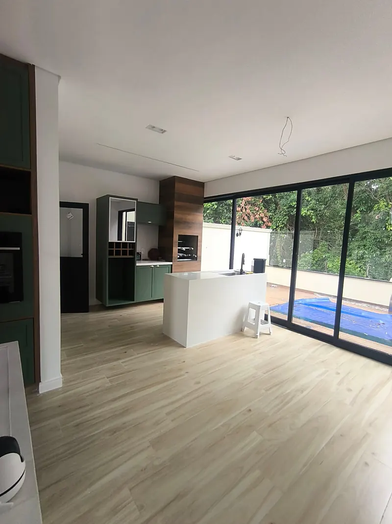 Cozinha e sala integradas abrindo para a piscina